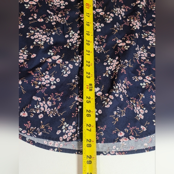 L.L. BEAN Floral WRINKLE FREE Cotton Button Down Shirt Navy Pink Size L EUC - Picture 11 of 12